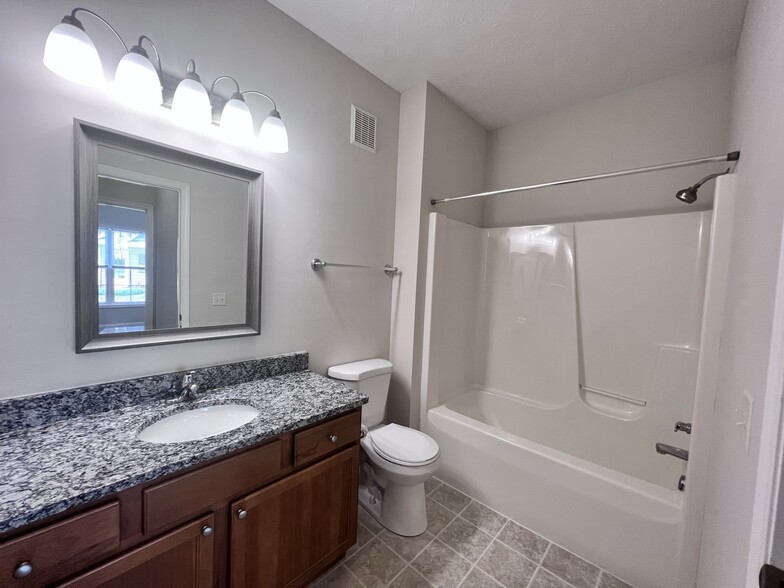 Building Photo - 3020 E Stillwater Lndg