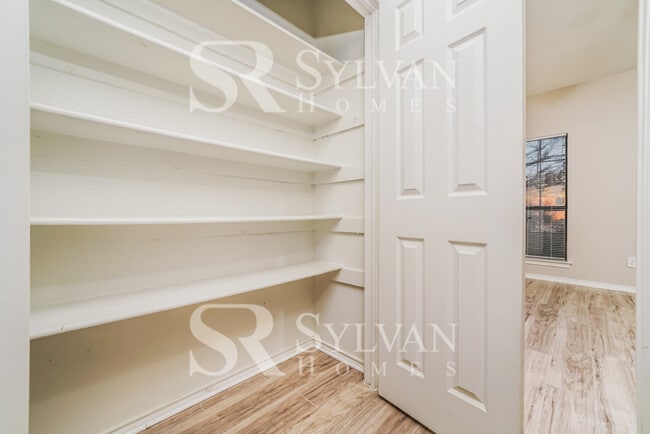 Building Photo - Prepare to be impressed by this 3 bedroom, 2.5 bathroom home