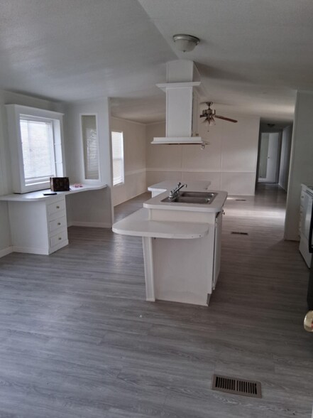 Building Photo - 305 S Amy Ln