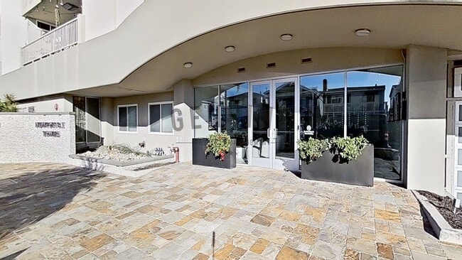 Building Photo - 2Bd 2Ba Spacious Newport Bay Front Condo