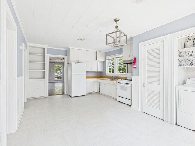 Building Photo - 3 Bedroom, 1 Bathroom NOW Available!