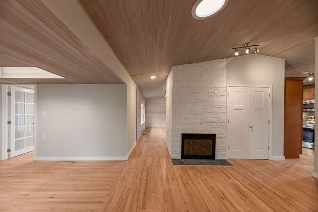 Building Photo - Woodridge Home 4bd 3ba great location!