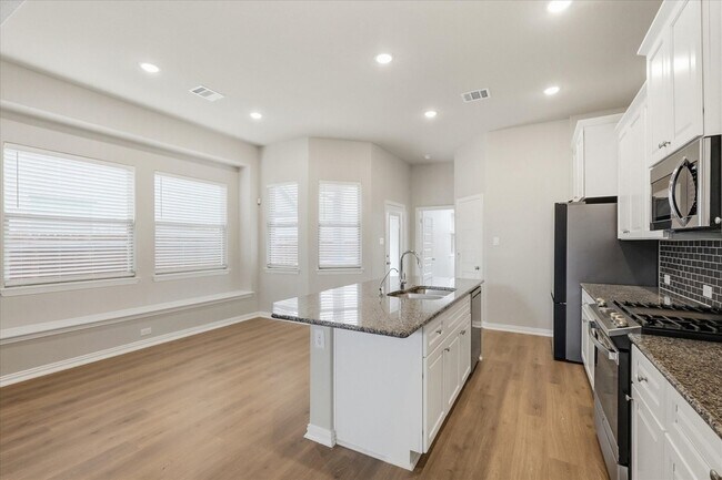 Building Photo - 3916 Ford Dr