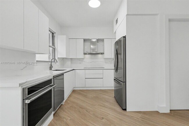Building Photo - 731 Crandon Blvd