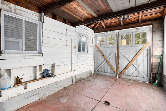 Building Photo - 670 Lake Dr SE
