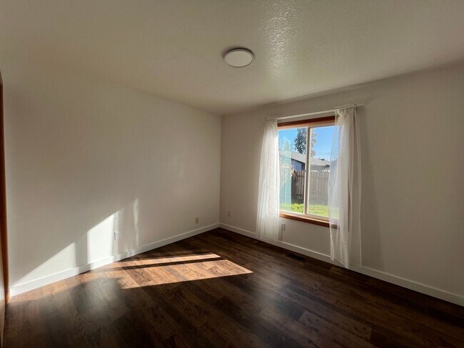 Building Photo - Amazing 3 Bd 2 Bath home in Historic Gladstone! Attached garage and Private yard! Easy access to ...
