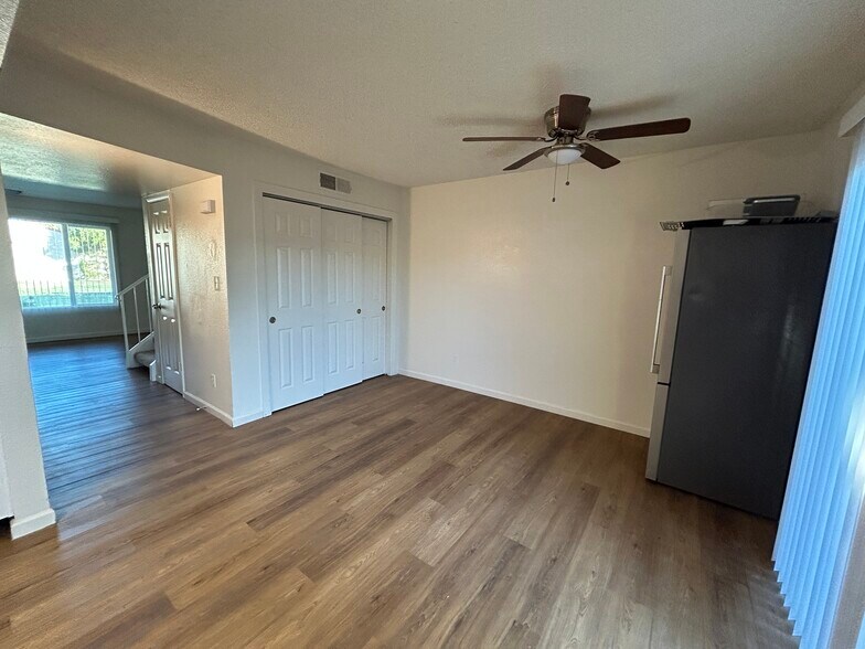 Building Photo - 4740 W Rose Ln