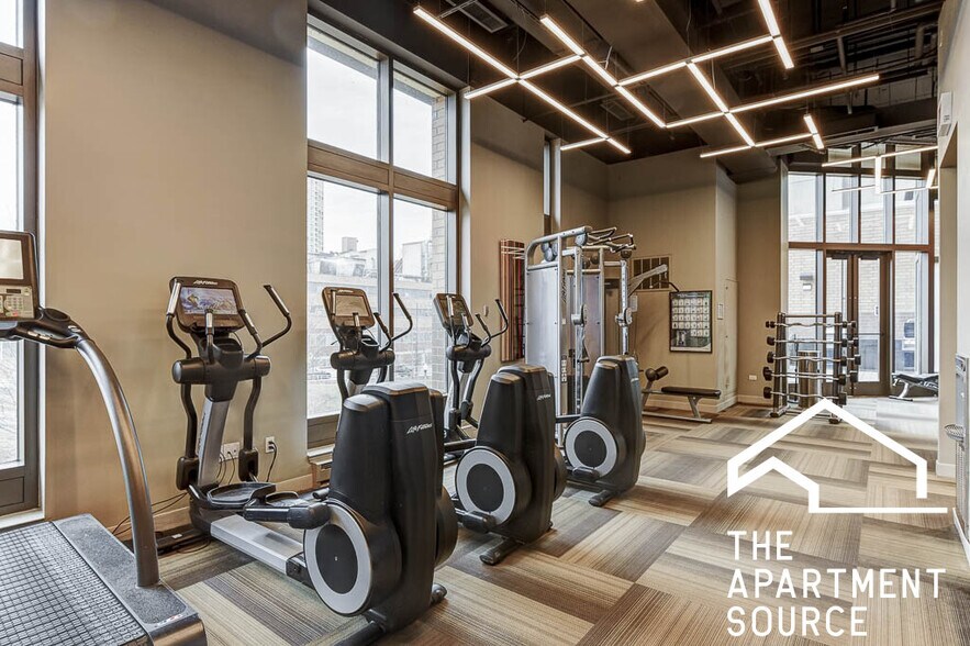 Building Photo - 353 N Desplaines St