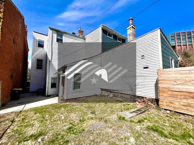 Building Photo - 2212 Calumet St