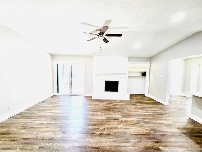 Building Photo - 526 Doral Pl