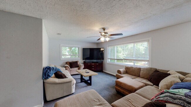 Building Photo - Charming Updated Home in Bluewater Bay – N...