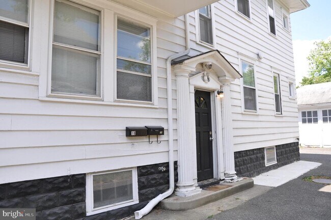 Building Photo - 33 E Browning Rd