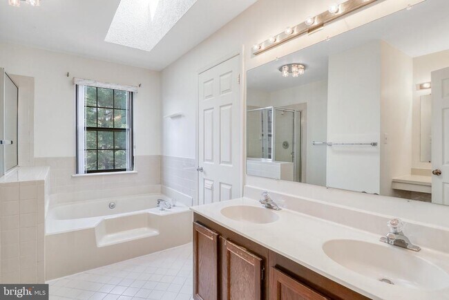 Building Photo - 3964 Rosebay Ct