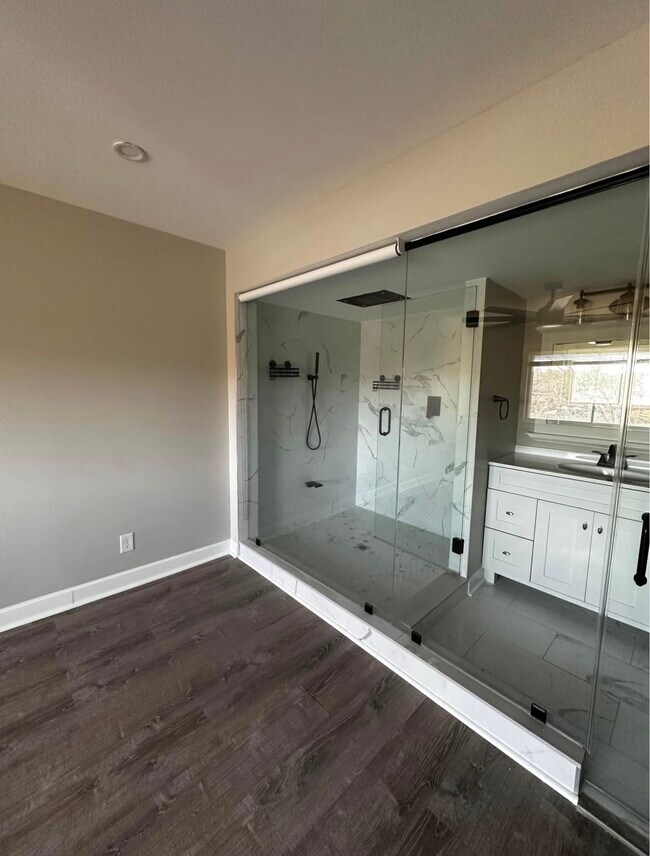 Building Photo - LAKE HICKORY CONDOS UNIT 41