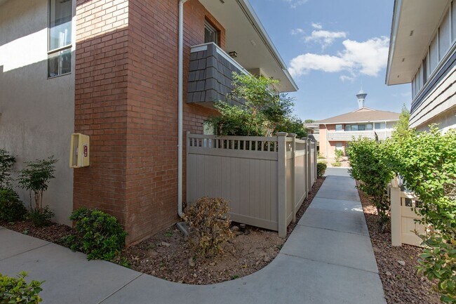 Building Photo - 1 bedroom unity in luxury guard gated community near the Strip