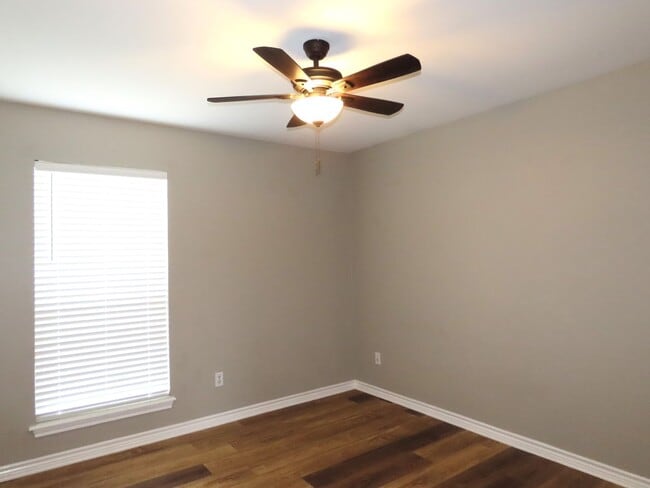 Building Photo - Gorgeous 3 Bedroom, 2 Bath Home in Flint!