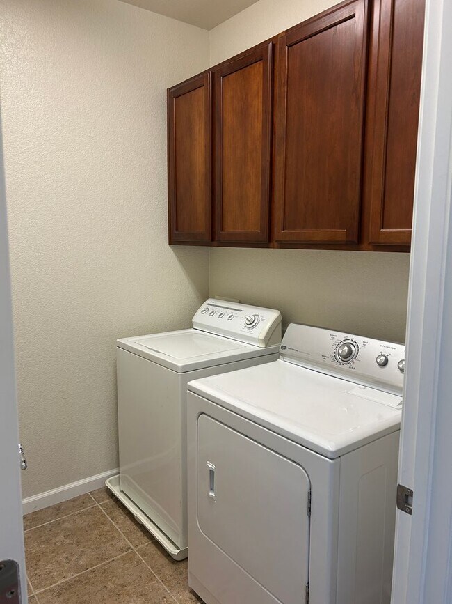 Building Photo - **READY FOR MOVE IN** Somersett Townhome