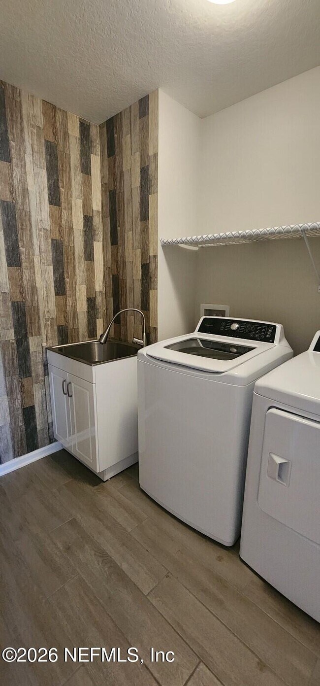 Building Photo - 226 Lost Lake Dr