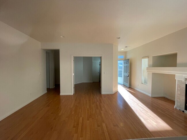 Building Photo - Nice single story, 3 bedroom, 2 bath plus 2 car garage home