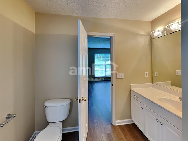 Building Photo - 3744 Henricks Hill Dr