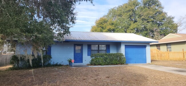 Building Photo - 242 Redbud Ln