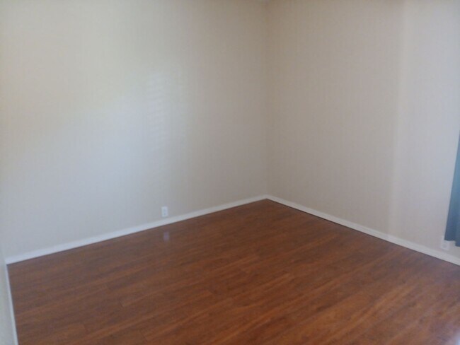 Building Photo - 3 Bedroom, 2 Bathroom Home! Schedule a Showing!