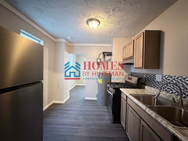 Building Photo - Two Bedroom House | Updated with Appliances