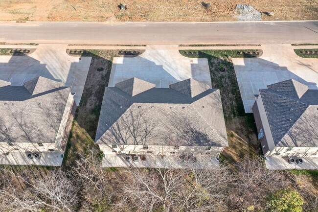 Building Photo - 1000 Glenkirk Dr
