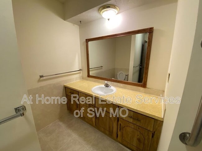 Building Photo - 513 E Latoka Ct