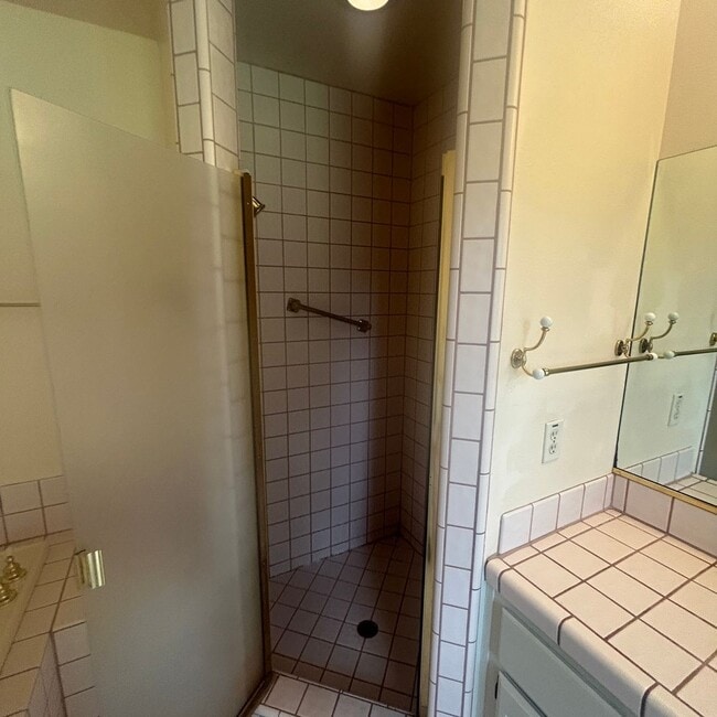 Building Photo - Beautiful Lake Wildwood Home with private back yard.