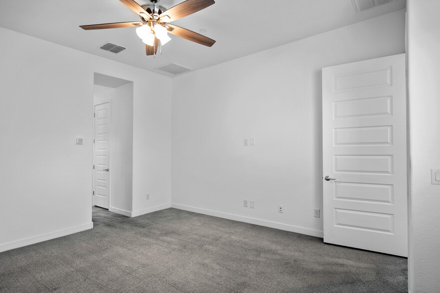 Building Photo - 9738 E Tiburon Ave