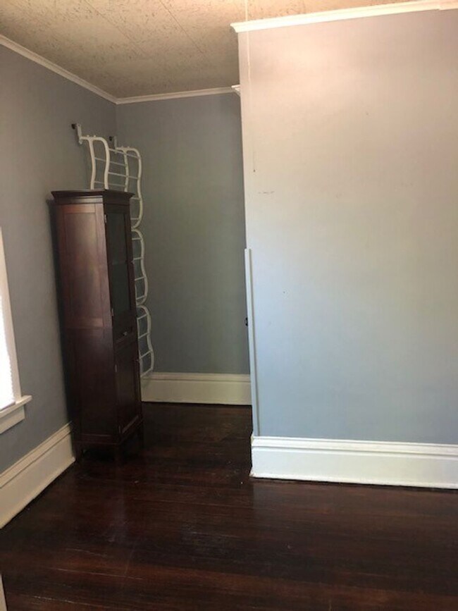 Building Photo - 3 bedroom/2 bath home w/partially fenced y...