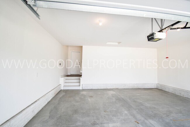 Building Photo - Modern Style Ranch, 3 bedroom 2.5 bath hom...