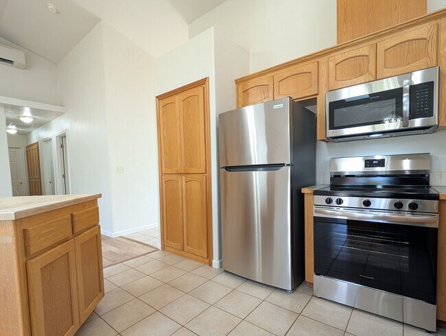 Building Photo - Great 3 Bedroom, 2-Bath Home With 2 Separate Living Rooms!