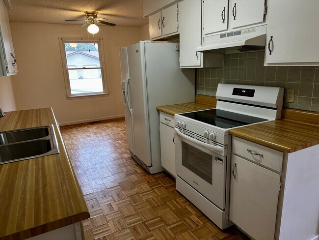 Building Photo - 105 Bucy Cir