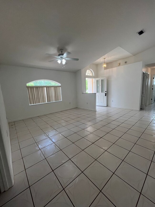 Building Photo - Single family Home with Florida room!