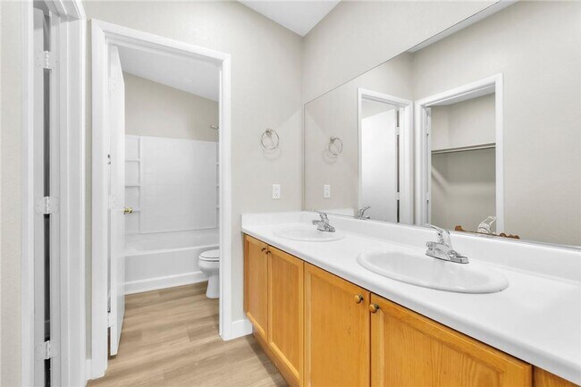 Building Photo - UPDATED 2 BED 2 BATH CONDO IN SOUTH ARLING...