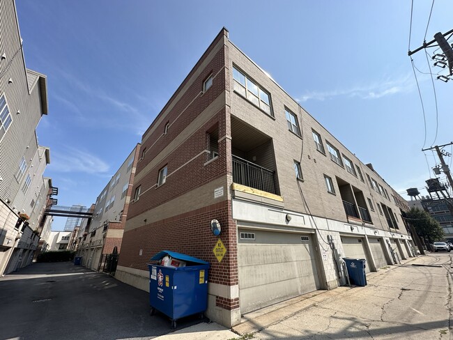 Building Photo - 2323 S Wabash Ave