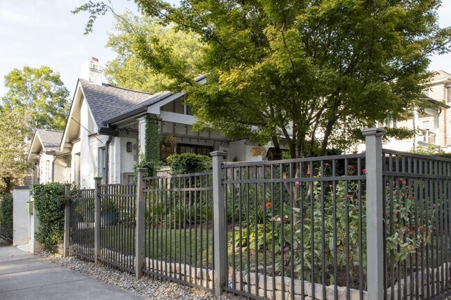 Building Photo - 801 Durant Pl NE