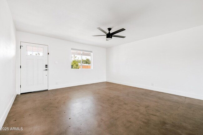 Building Photo - 1303 W 9th St