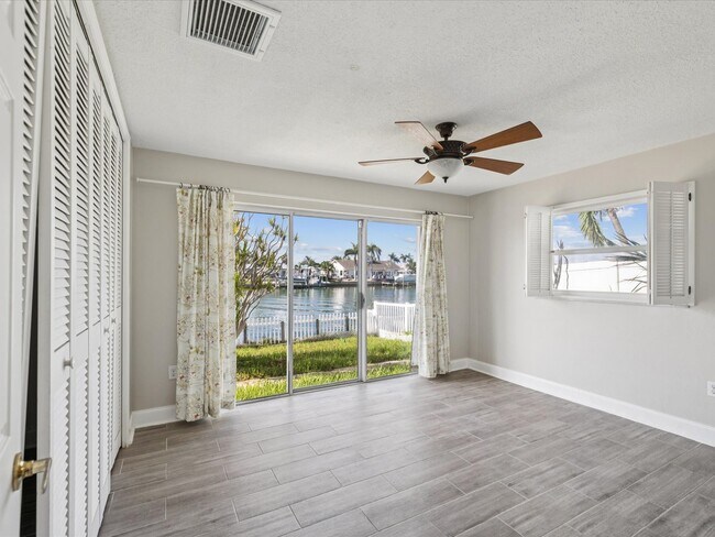Building Photo - 441 Palm Island NE