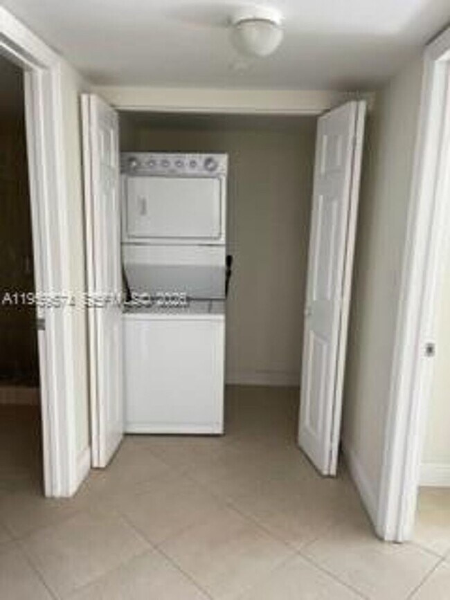 Building Photo - 3000 Coral Wy