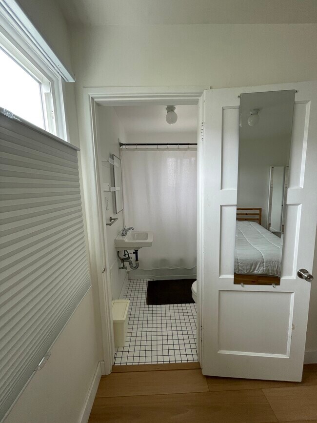 Building Photo - 521 Arcade Dr