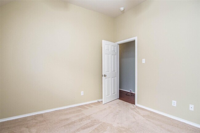 Building Photo - 8847 Distant Woods Dr