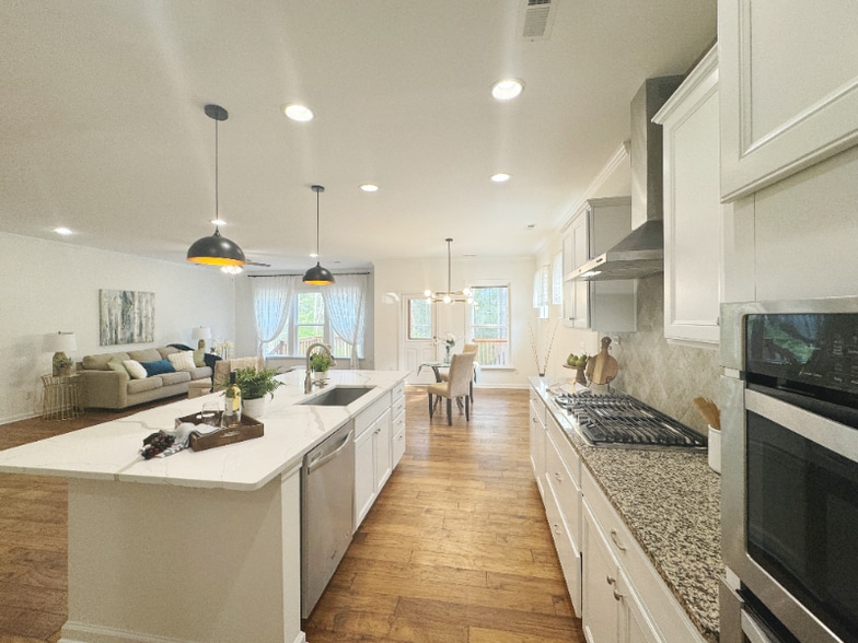 Building Photo - 2800 Lemnos Dr