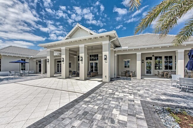 Building Photo - 2/2+Den Coach Home Available Annually!