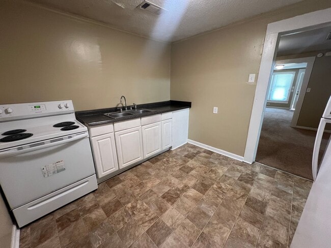 Building Photo - 2 Bedroom 1 Bathroom Home in the West End