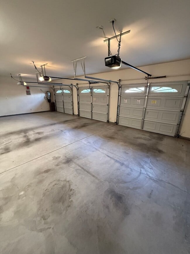 Building Photo - Beautiful 4-Bedroom Home with Office and S...