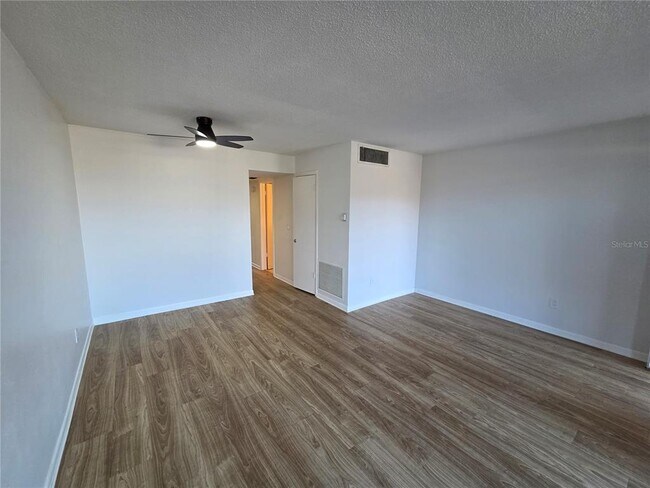 Building Photo - 606 S Betty Ln