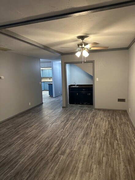 Building Photo - 4623 Hemlock Ln